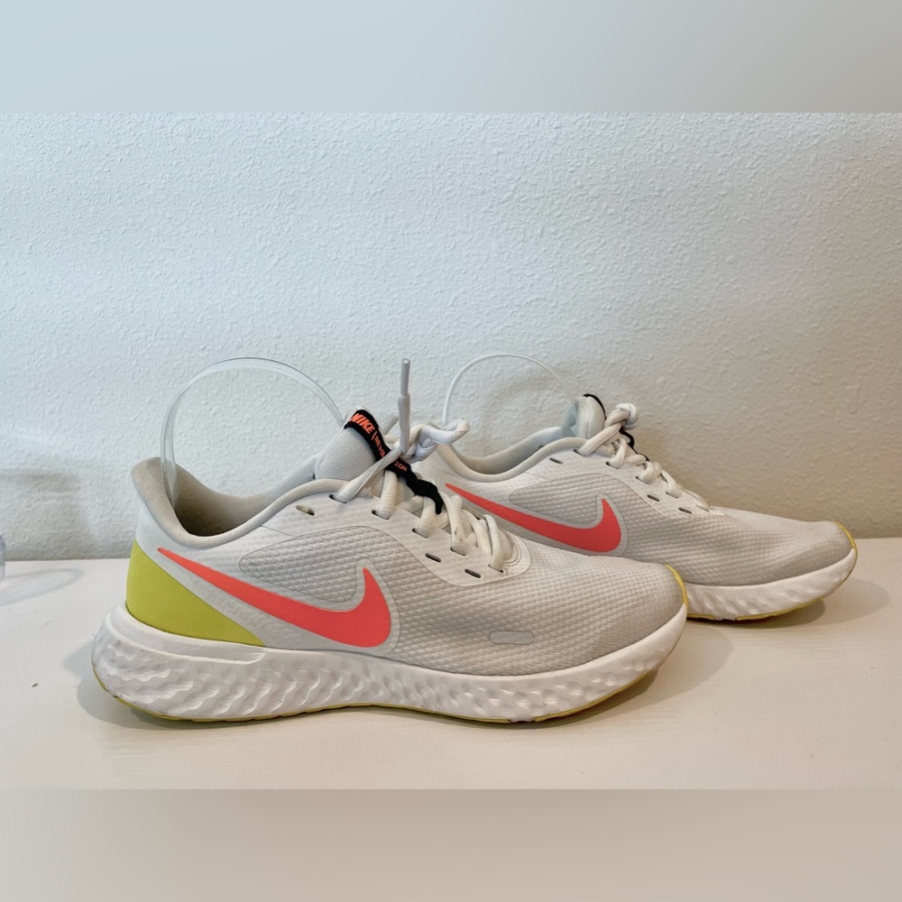 Nike Womens Revolution 5